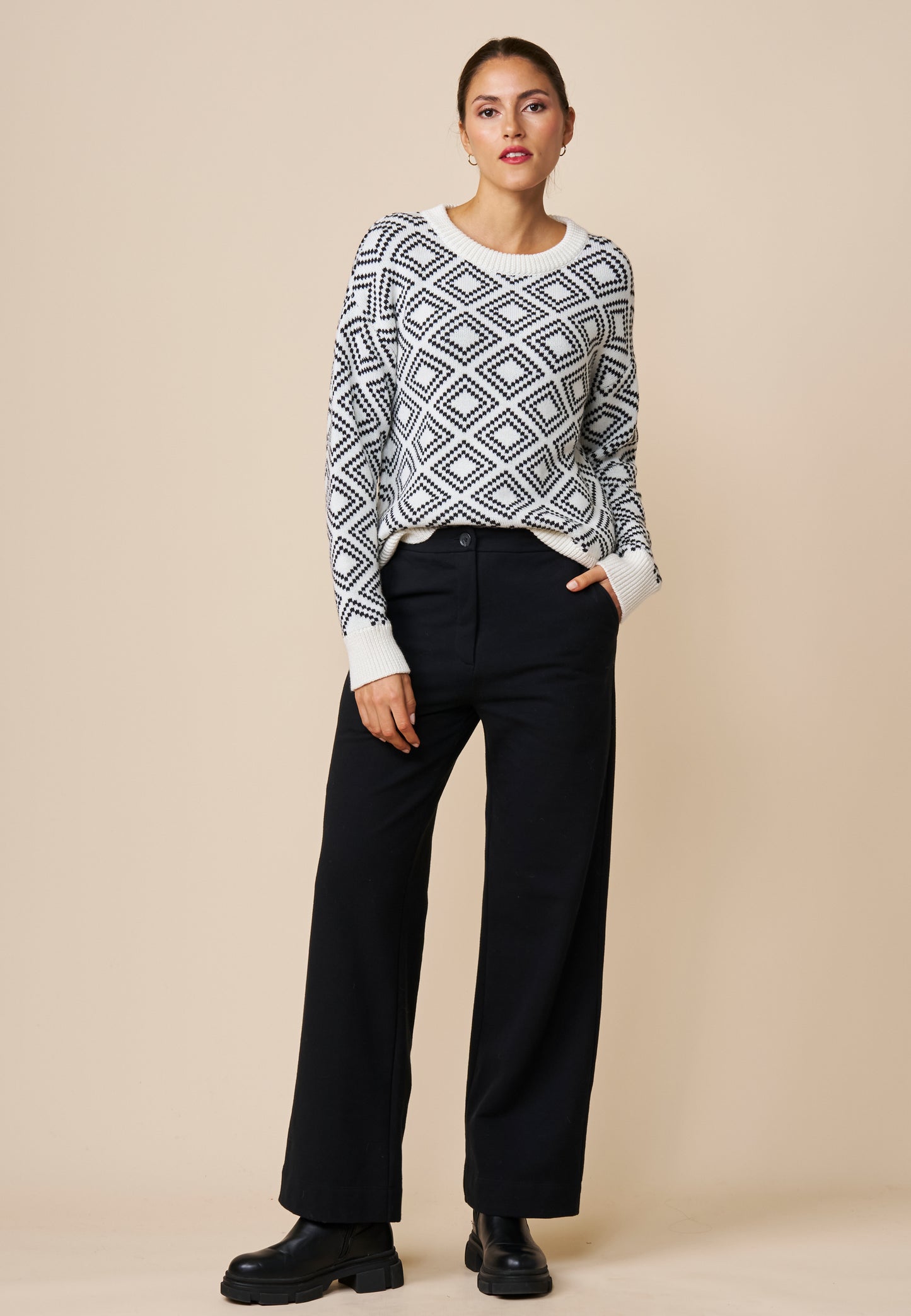 Jaquardpullover-bio-wolle-damen-schwarz-weiss