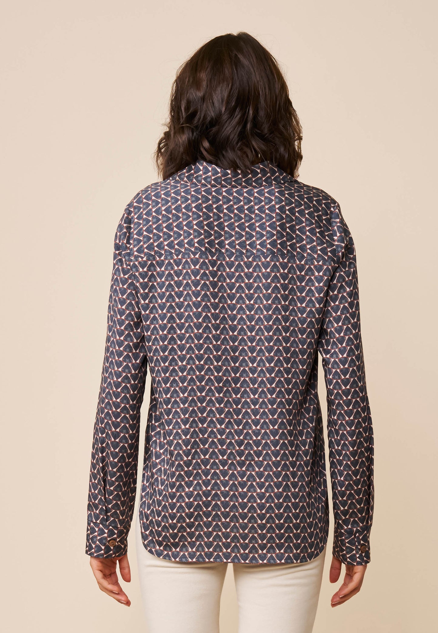 Bluse Modell Edita nachhaltiges Material langärmlig blau gemustert strukturierter Kragen