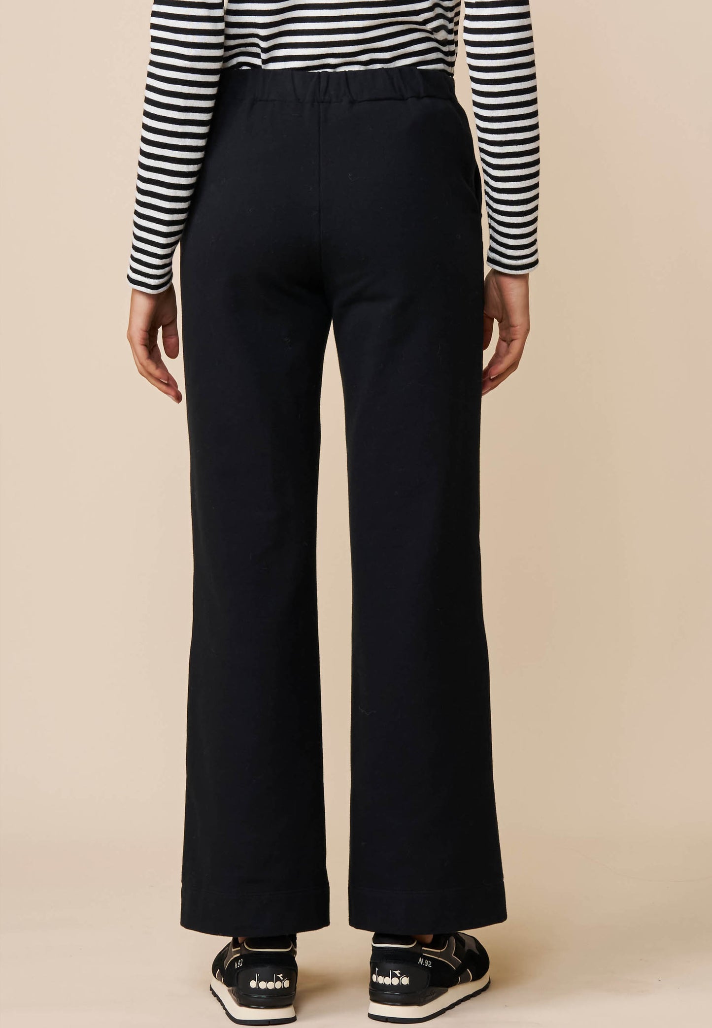 Hose Modell Susana schwarz gerade geschnitten aus nachhaltigem Bio-Material fair gefertigt