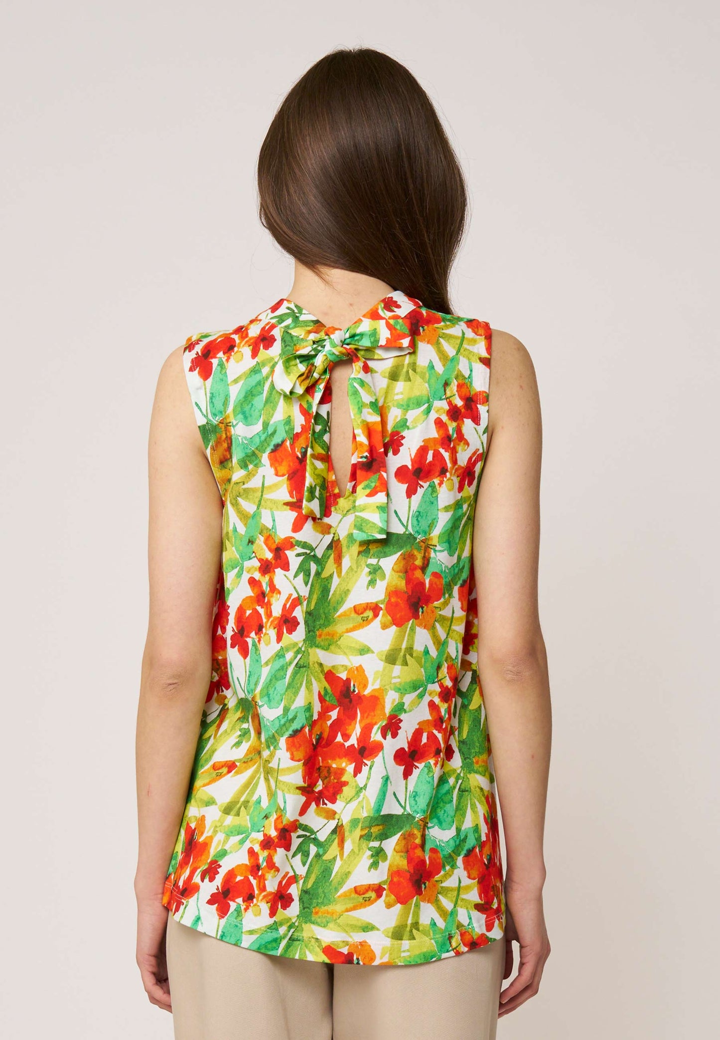Top, Modell Ferra in buntem Blumenmuster mit Rückenschleife und offenem Ausschnitt, Rückenansicht getragen