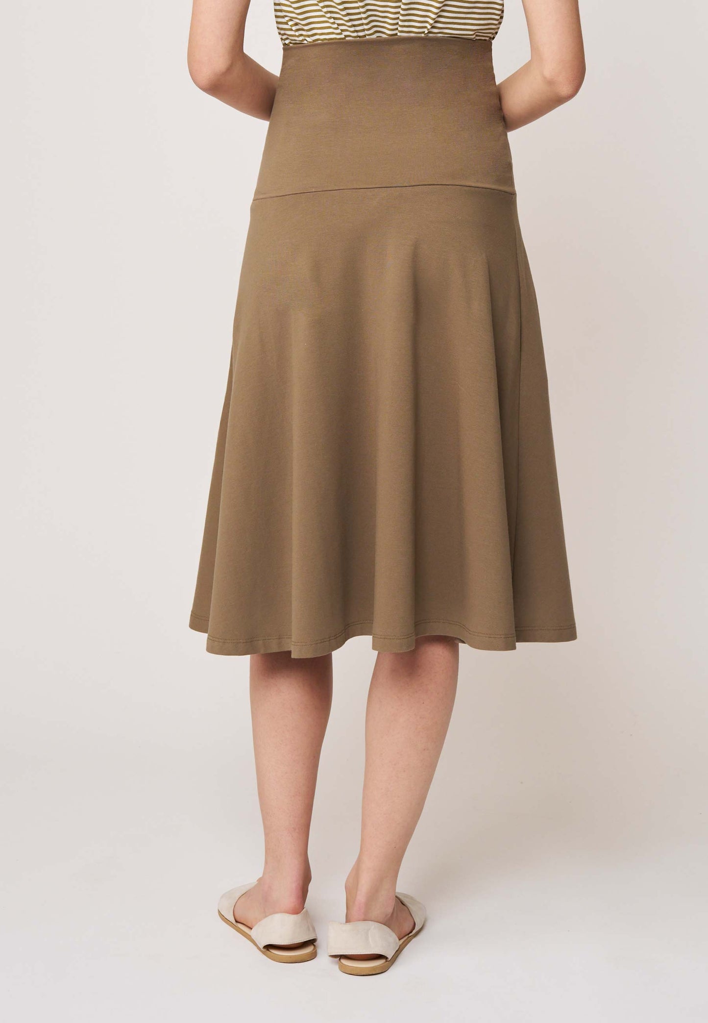 Rock, Modell Doreen in warmem Braun mit hohem Bund und schmeichelhaft ausgestellter Silhouette für einen legeren Look