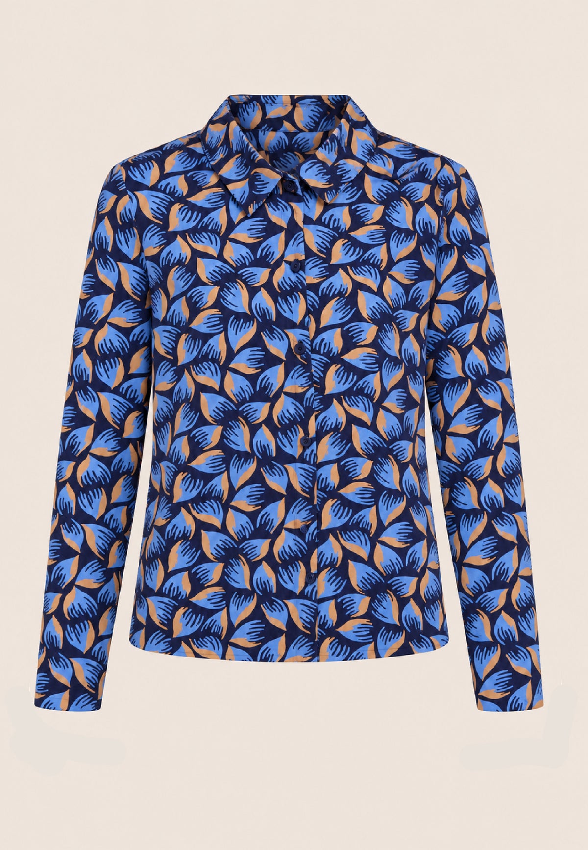 Bluse, Modell Rebecca mit blauem Blätterprint, langen Ärmeln und Stehkragen vor beigem Hintergrund