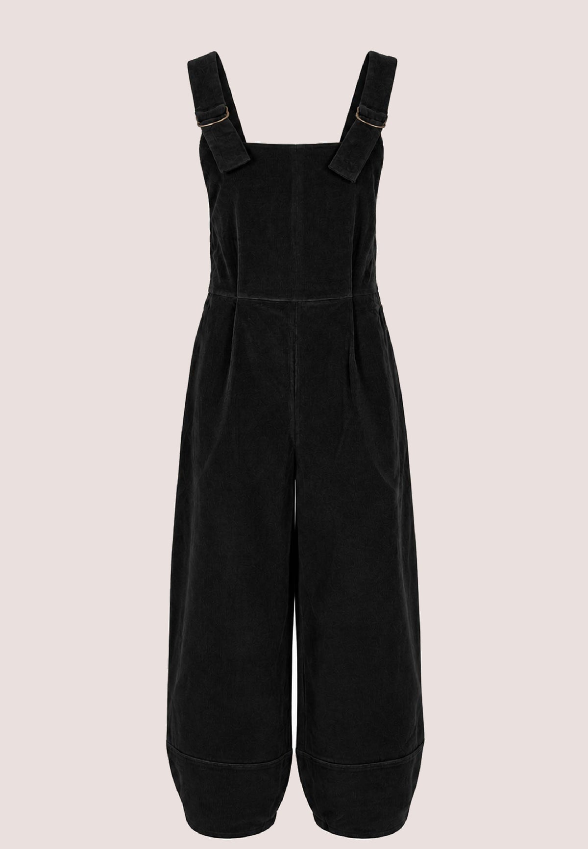 Schwarze Trägerhose, Modell Emmet, mit weitem Bein vor hellem Hintergrund