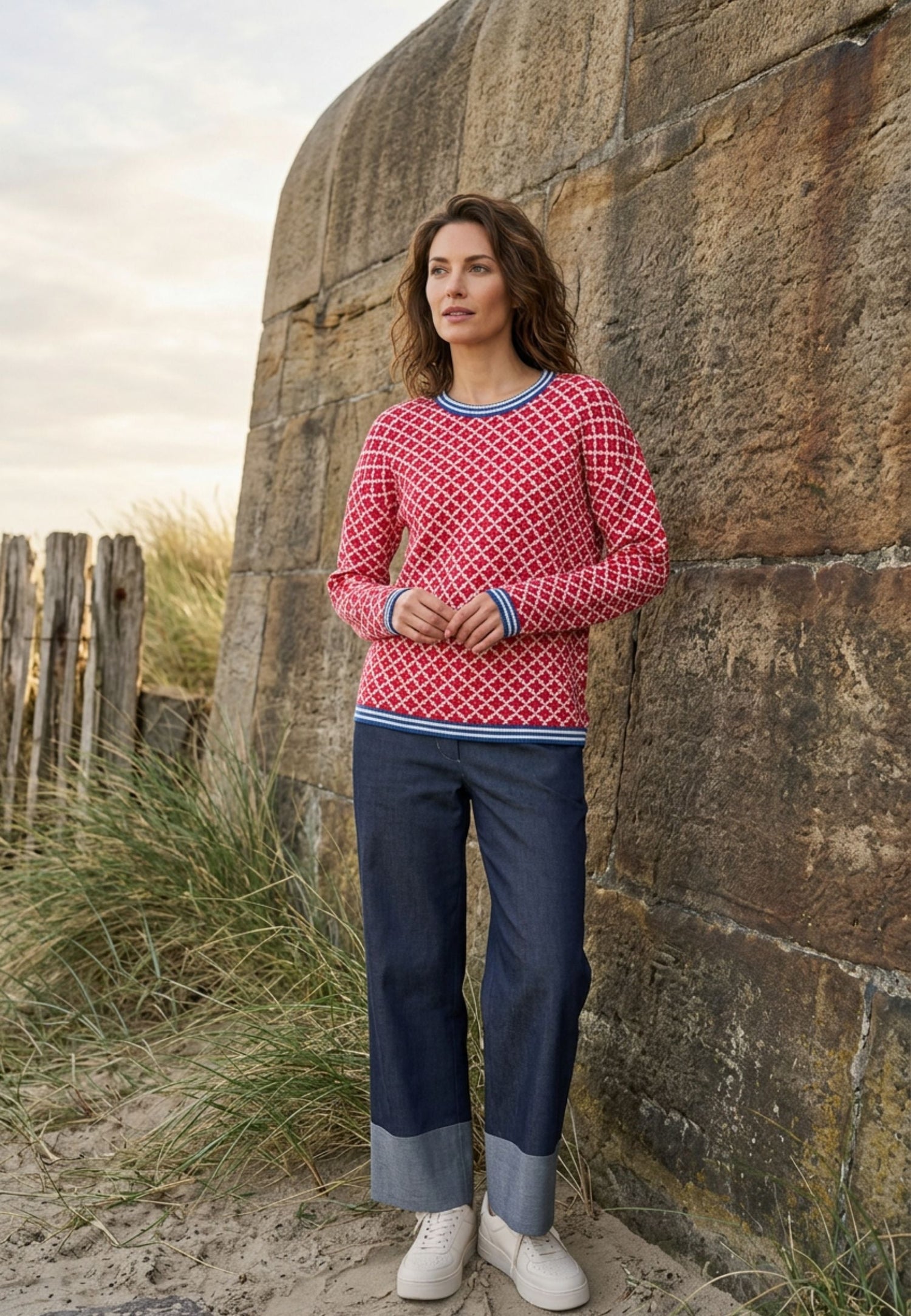 Frau mit rot, weiß kariertem Pulli und denim hose