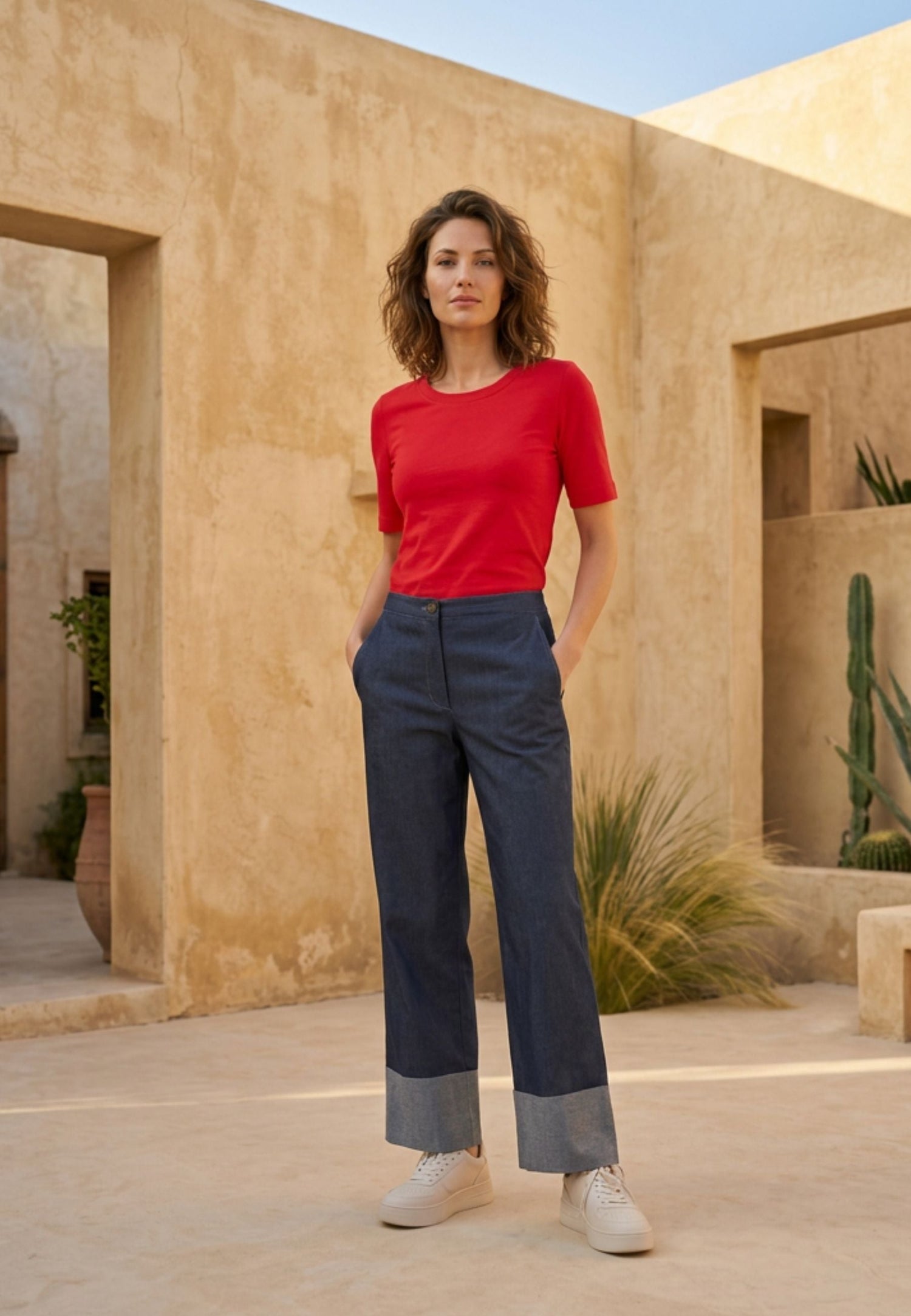 Frau mit blauer denim hose und rotem shirt