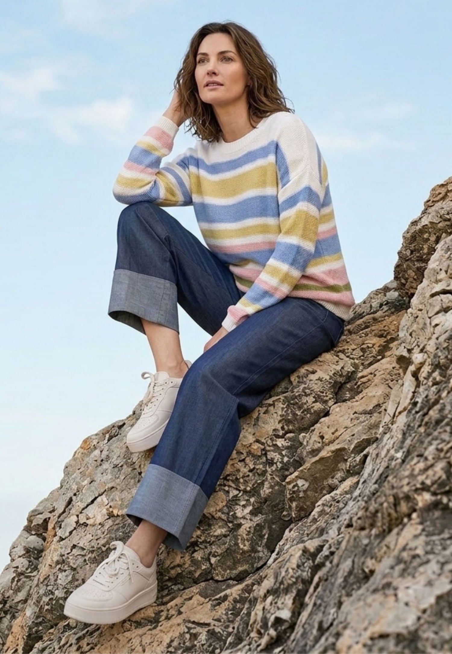 Frau mit leichtem Pullover blau,grün,weiß und denim Hose