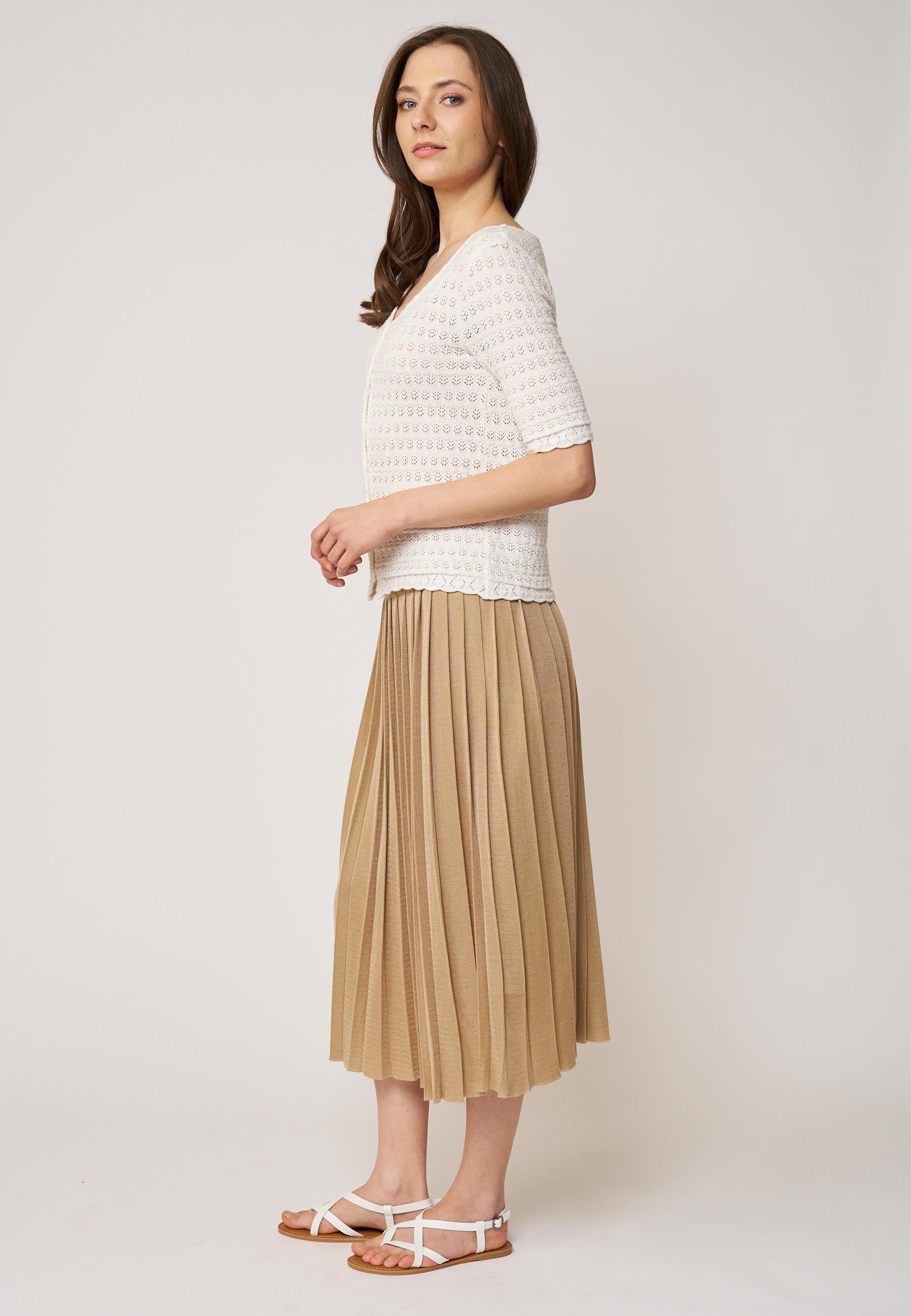 Jacke, Modell Elina in cremigem Weiß mit feiner Lochstruktur und halblangen Ärmeln für elegantes, feminines Outfit