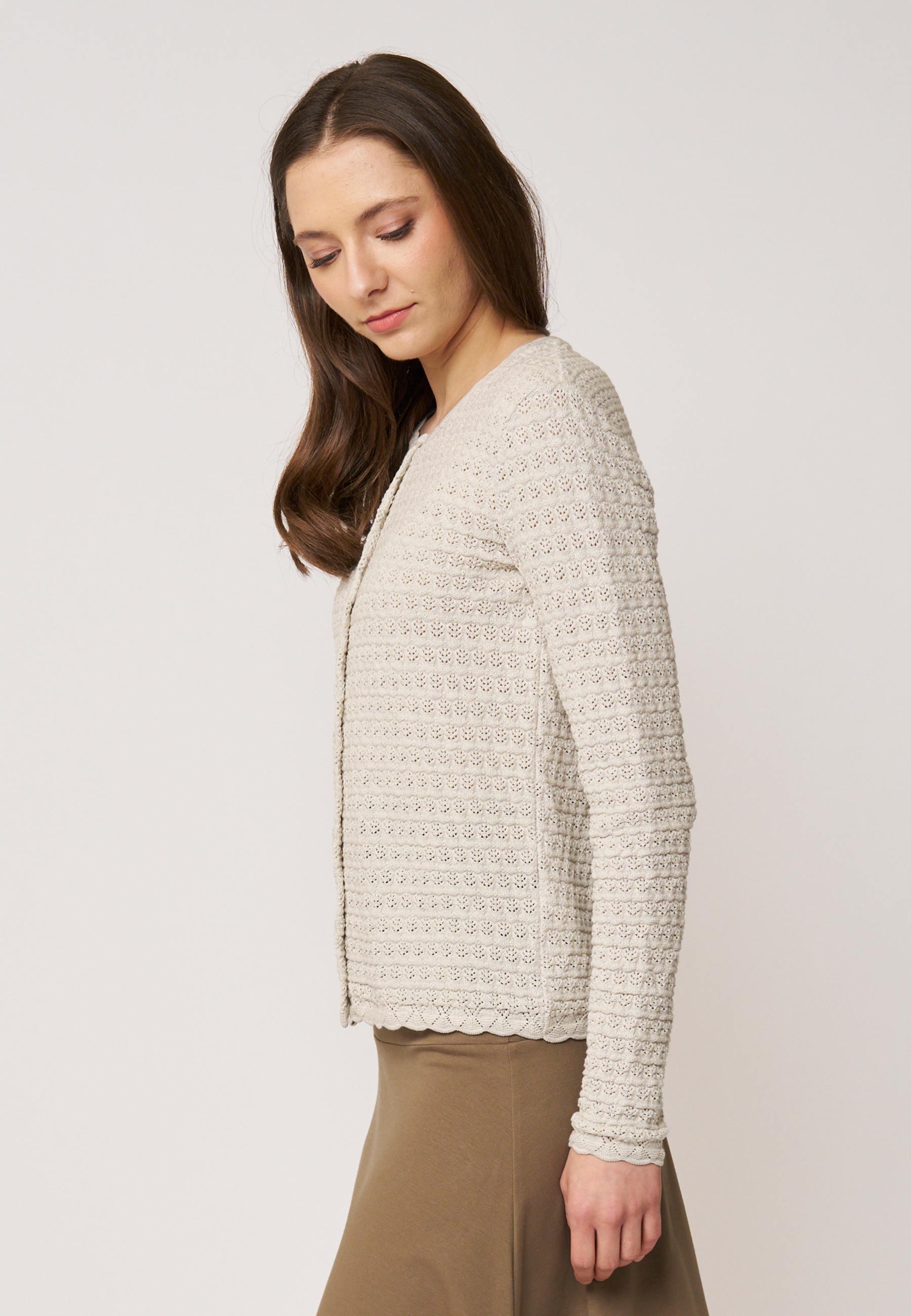 Strickjacke, Modell Marcelina in hellem Beige mit feinem Häkelmuster und schmaler Passform für einen eleganten Look