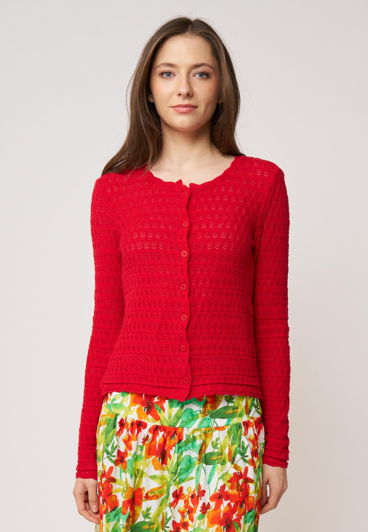 Strickjacke, Modell Marcelina in intensivem Rot mit zarter Lochstrickstruktur und schmalem, femininem Schnitt