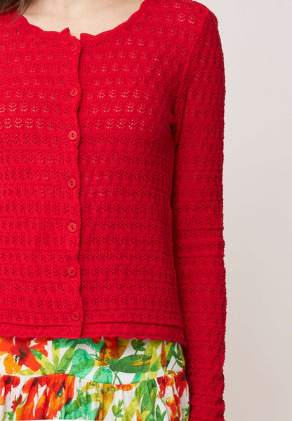Strickjacke, Modell Marcelina in kräftigem Rot mit zartem Lochmuster und Knopfleiste für einen femininen Akzent