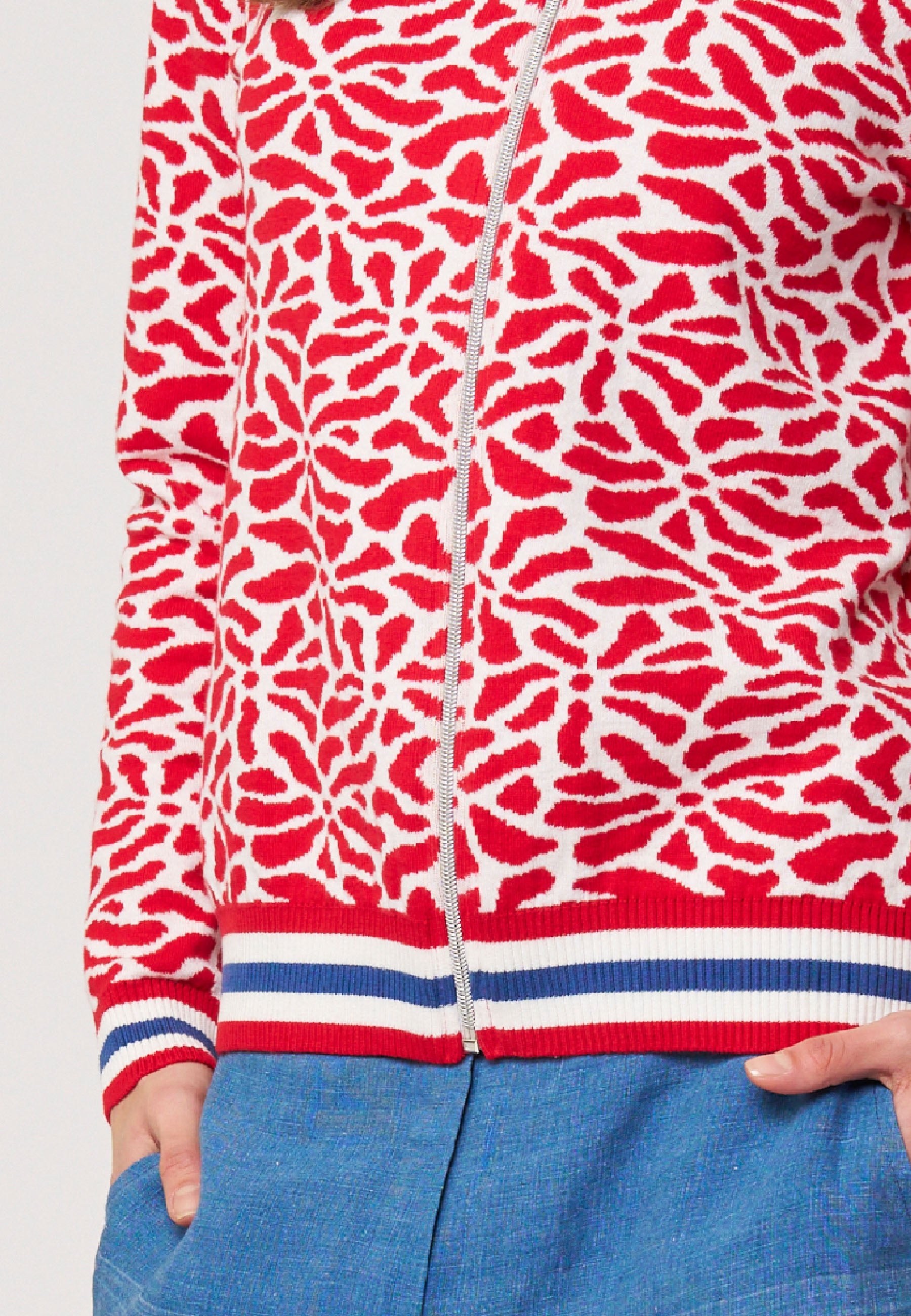 Strickjacke, Modell Alsora in Rot-Weiß mit lebendigem Muster und sportlichen Bündchen, frontal getragen