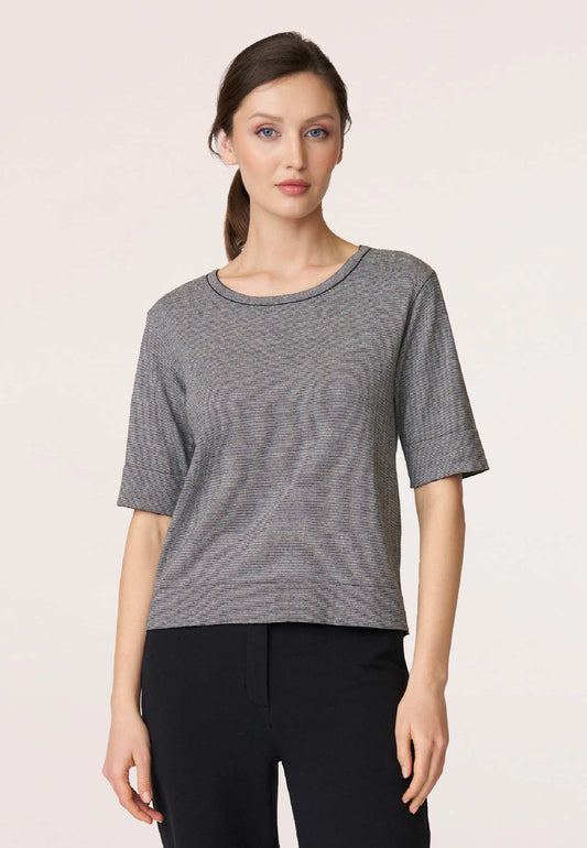 Pulli, Modell Nicole in feinem Grau mit Halbarm und Rundhalsausschnitt, frontal von weiblichem Model getragen