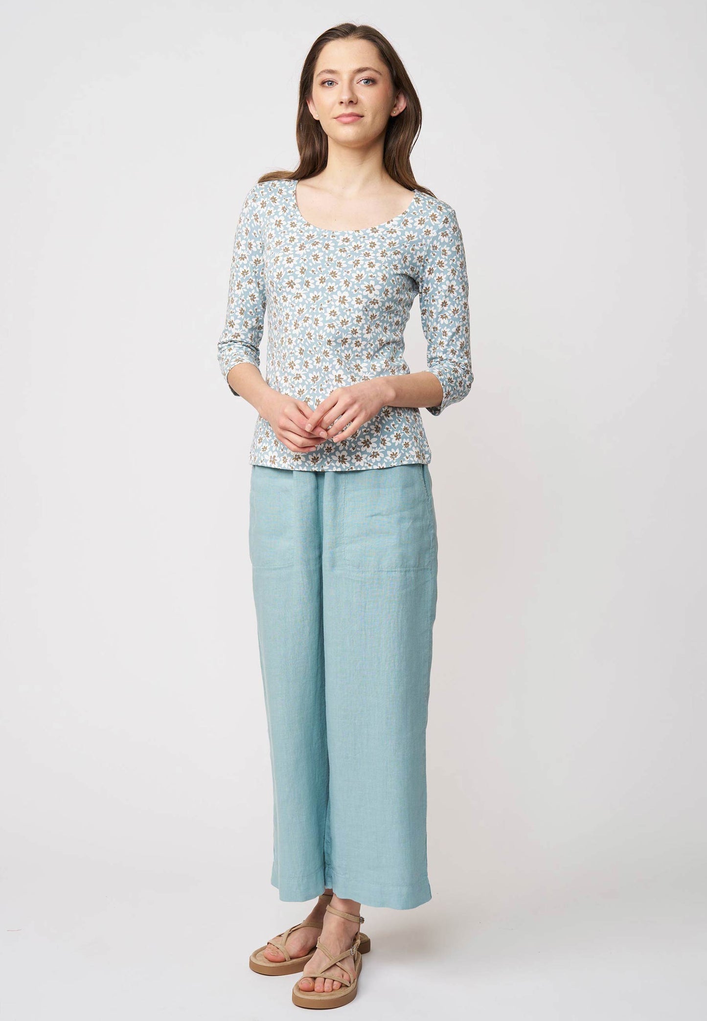 Shirt, Modell Leonie in Hellblau mit floraler Musterung, 3/4-Arm, frontal getragen von stehendem Model