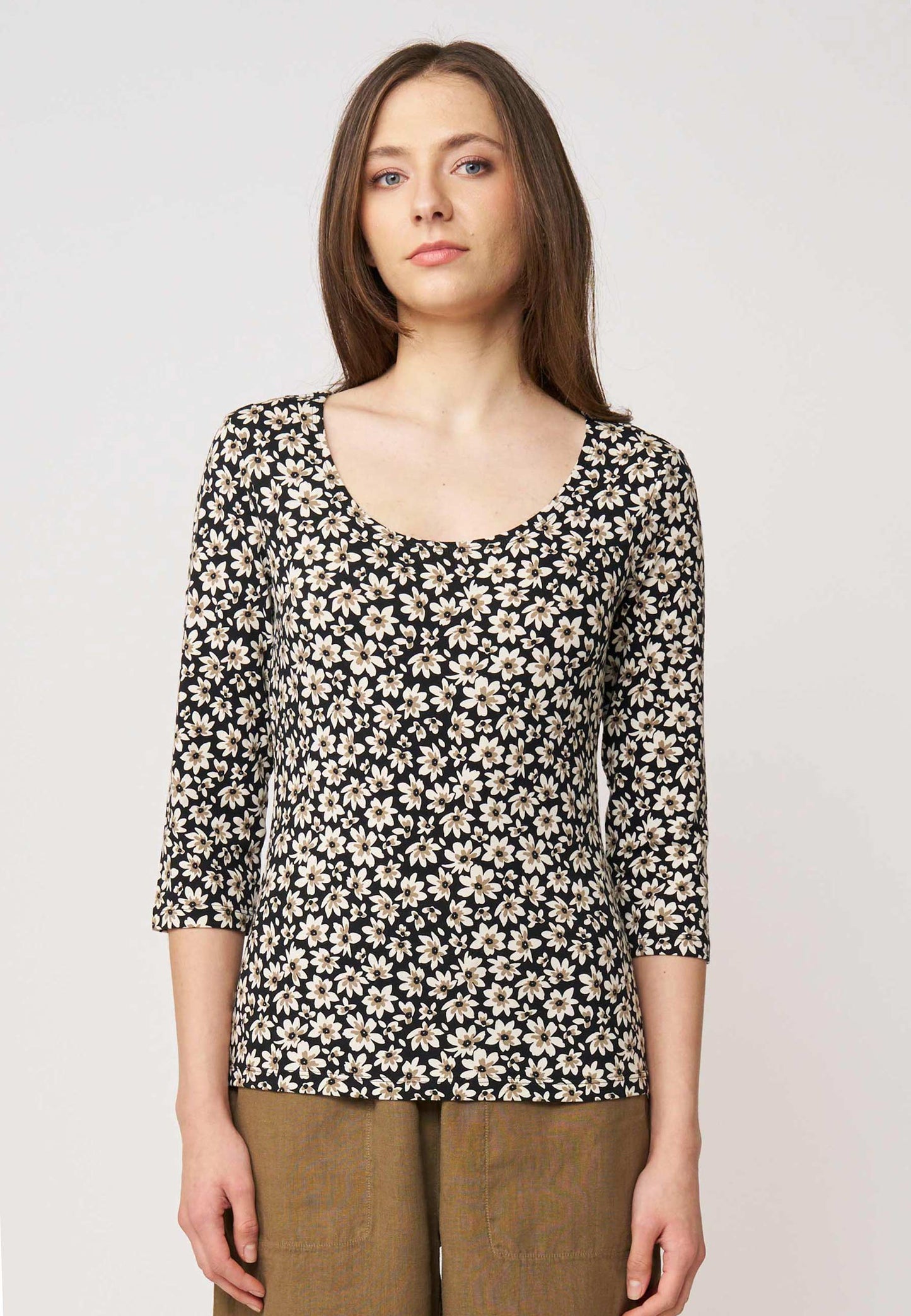 Shirt, Modell Leonie mit schwarzem Grund und cremefarbenem Blumenmuster, 3/4-Arm, frontal getragen von stehendem Model