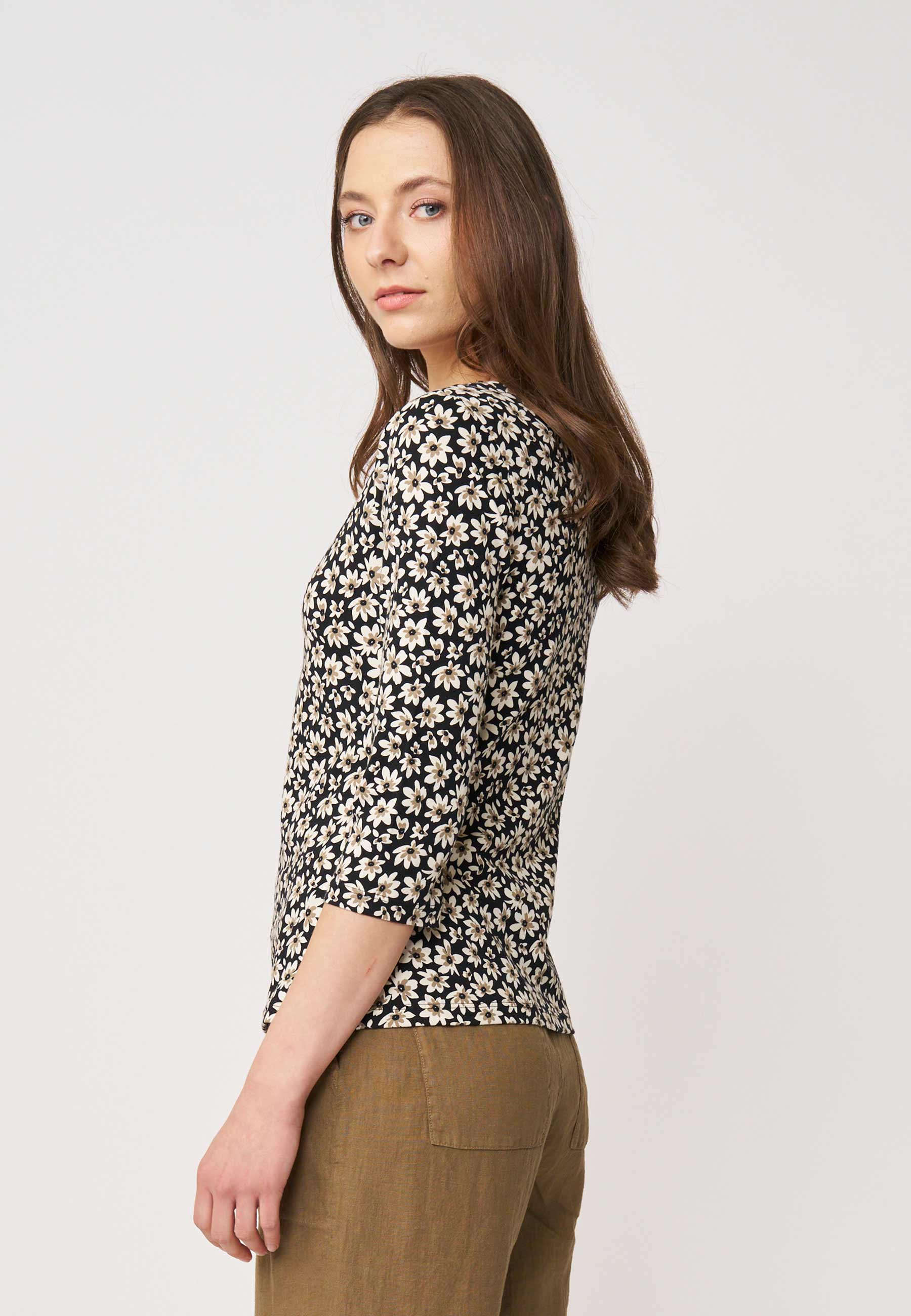 Shirt, Modell Leonie in Schwarz mit zartem Blumenmuster und 3/4-Arm, seitlich getragen von weiblichem Model