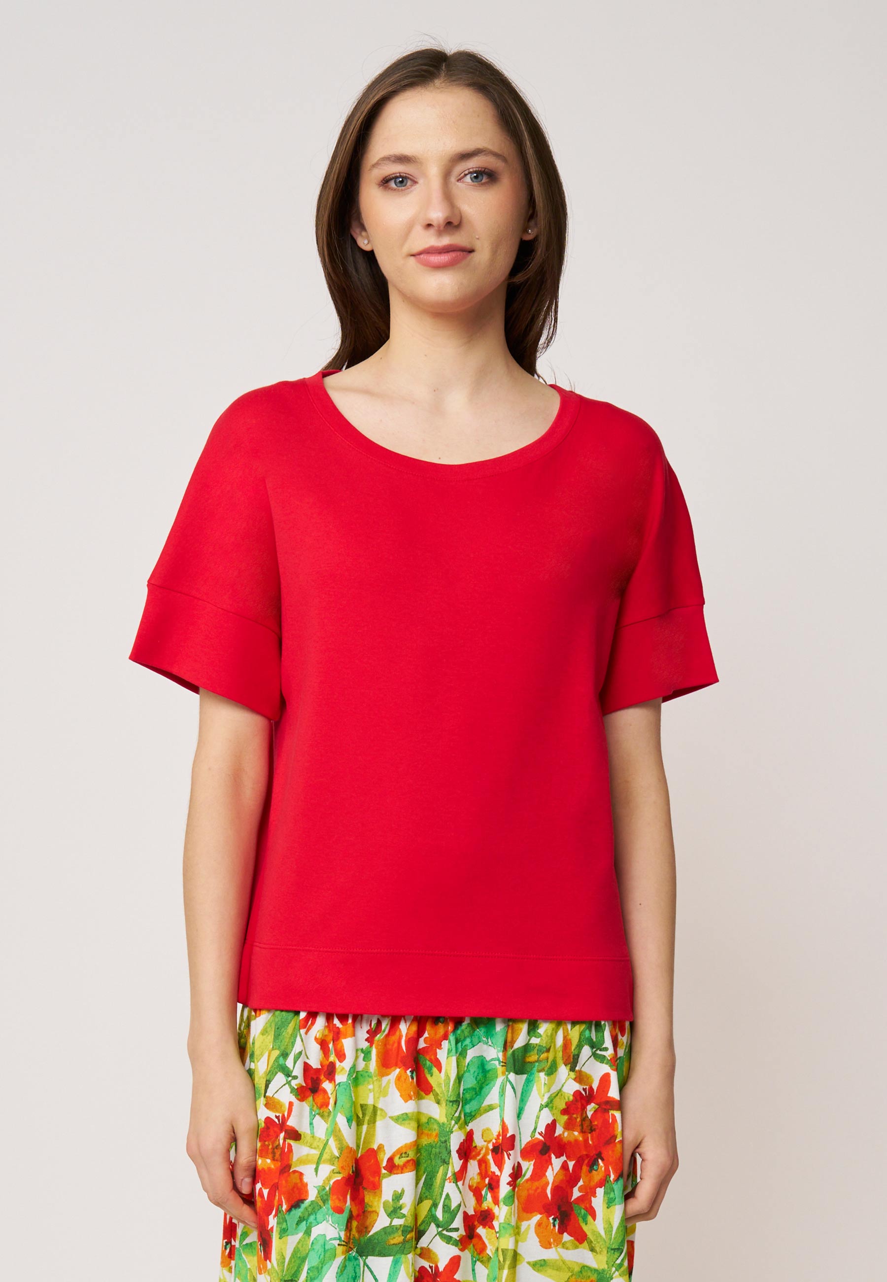 Shirt, Modell Valentina in kräftigem Rot mit rundem Ausschnitt, kurzen breiten Ärmeln und lockerem Schnitt aus angenehmem Stoff