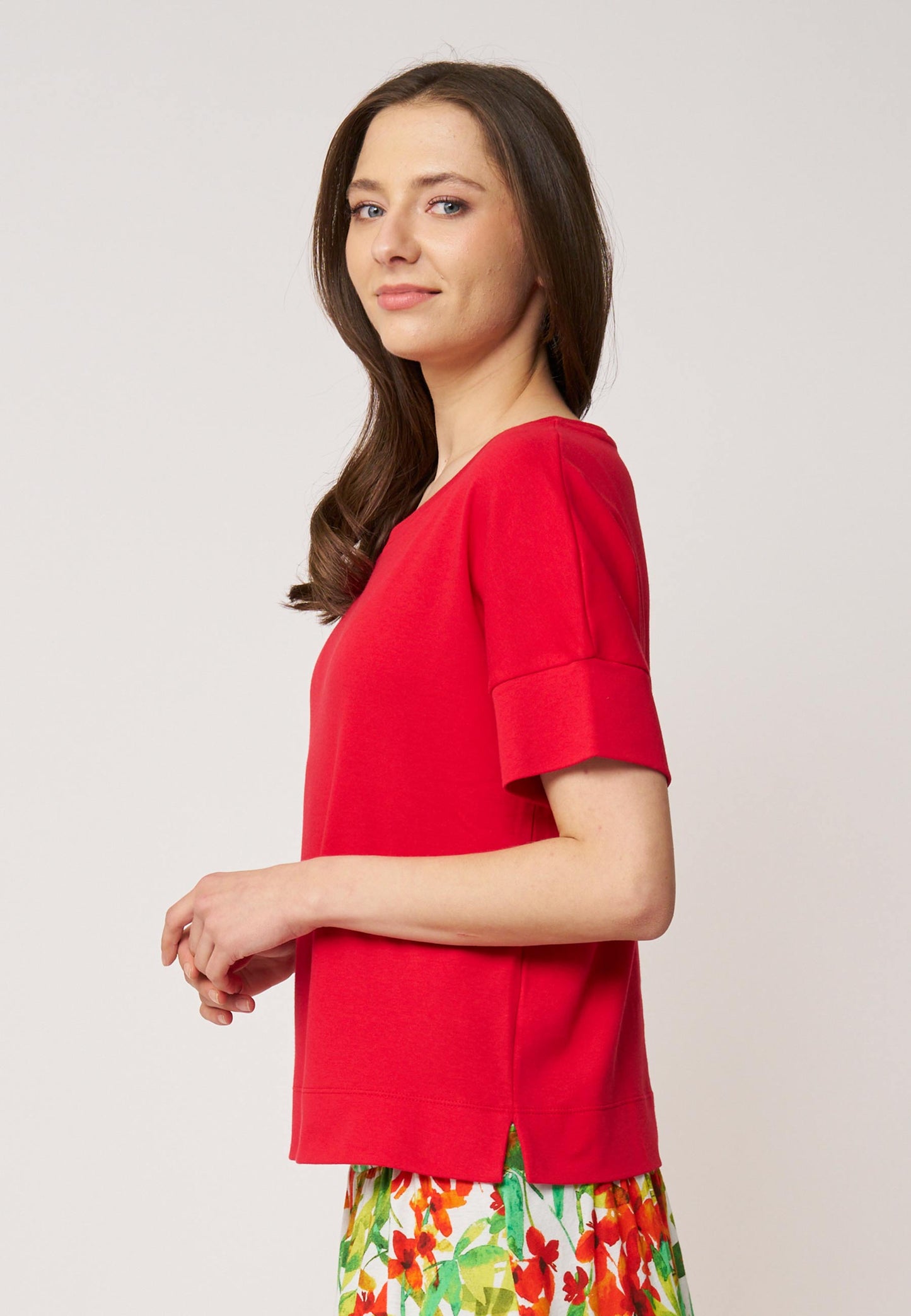 Shirt, Modell Valentina in kräftigem Rot mit kurzen Ärmeln und lockerem Schnitt aus angenehmem, weichem Stoff