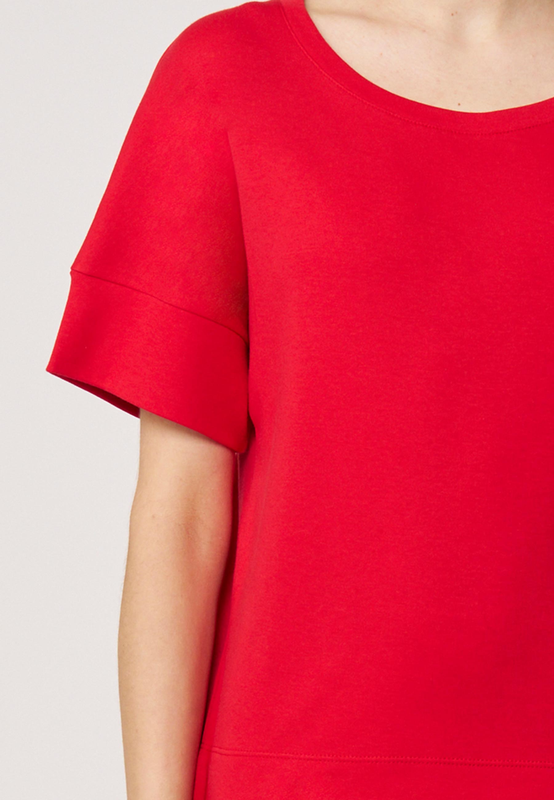 Shirt, Modell Valentina in lebhaftem Rot mit rundem Ausschnitt und kurzen, breiten Ärmeln aus glattem Stoff