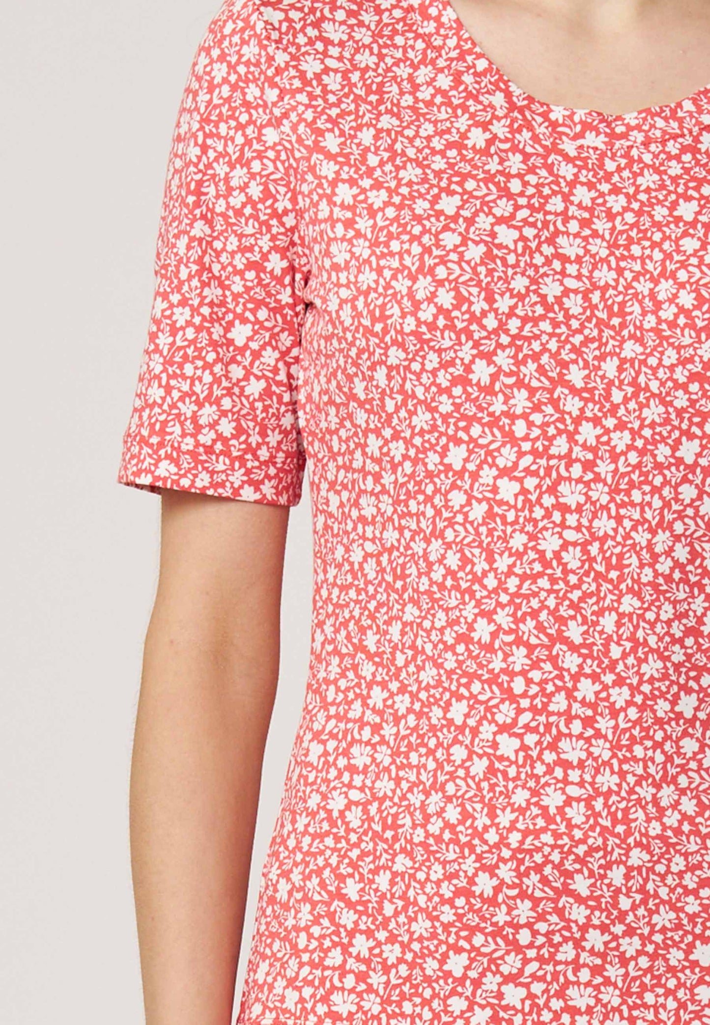 Shirt, Modell Vinnie in lebhaftem Korallrot mit zartem Blumenmuster und halblangen Ärmeln aus leichtem Stoff