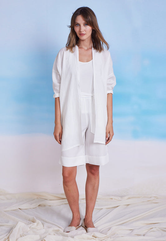 Frau trägt Top, Modell Ida, in zartem Ecru mit lockerem Schnitt und dezentem, leicht transparentem Stoff