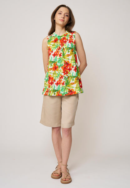 Top, Modell Ferra in lebendigem Blumenmuster mit lockerem Schnitt, ärmellos, frontale Ganzkörperaufnahme getragen