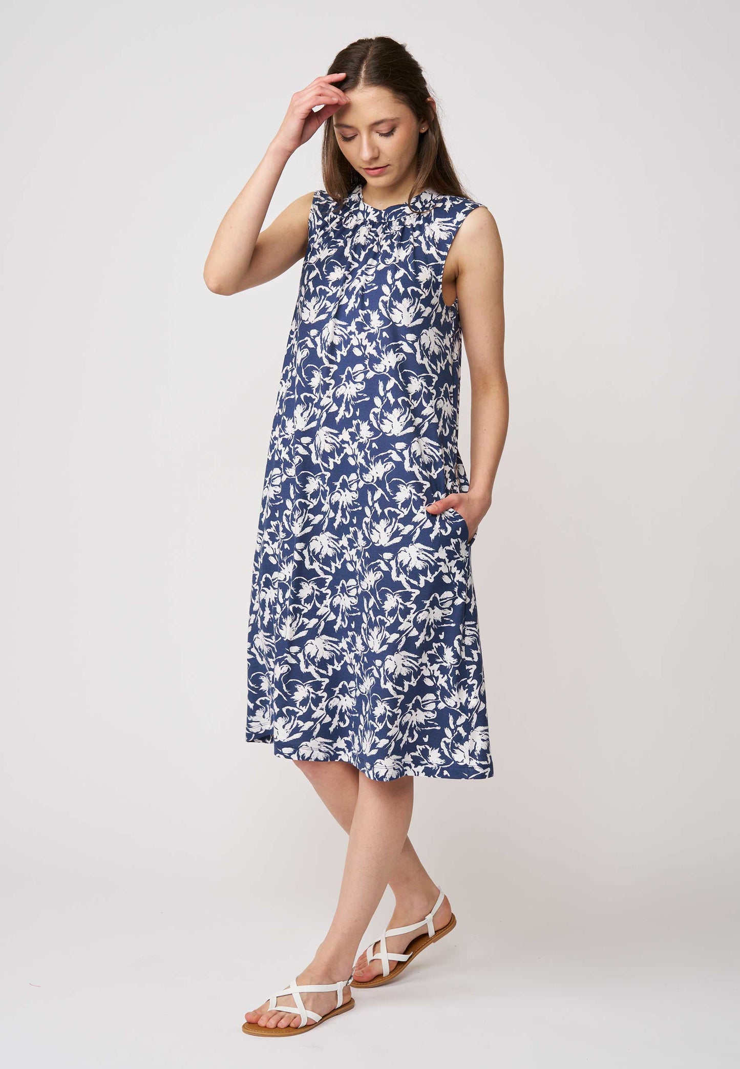 Kleid, Modell Fabiana mit blau-weißem Blumenprint in locker geschnittener, knielanger und ärmelloser Ausführung