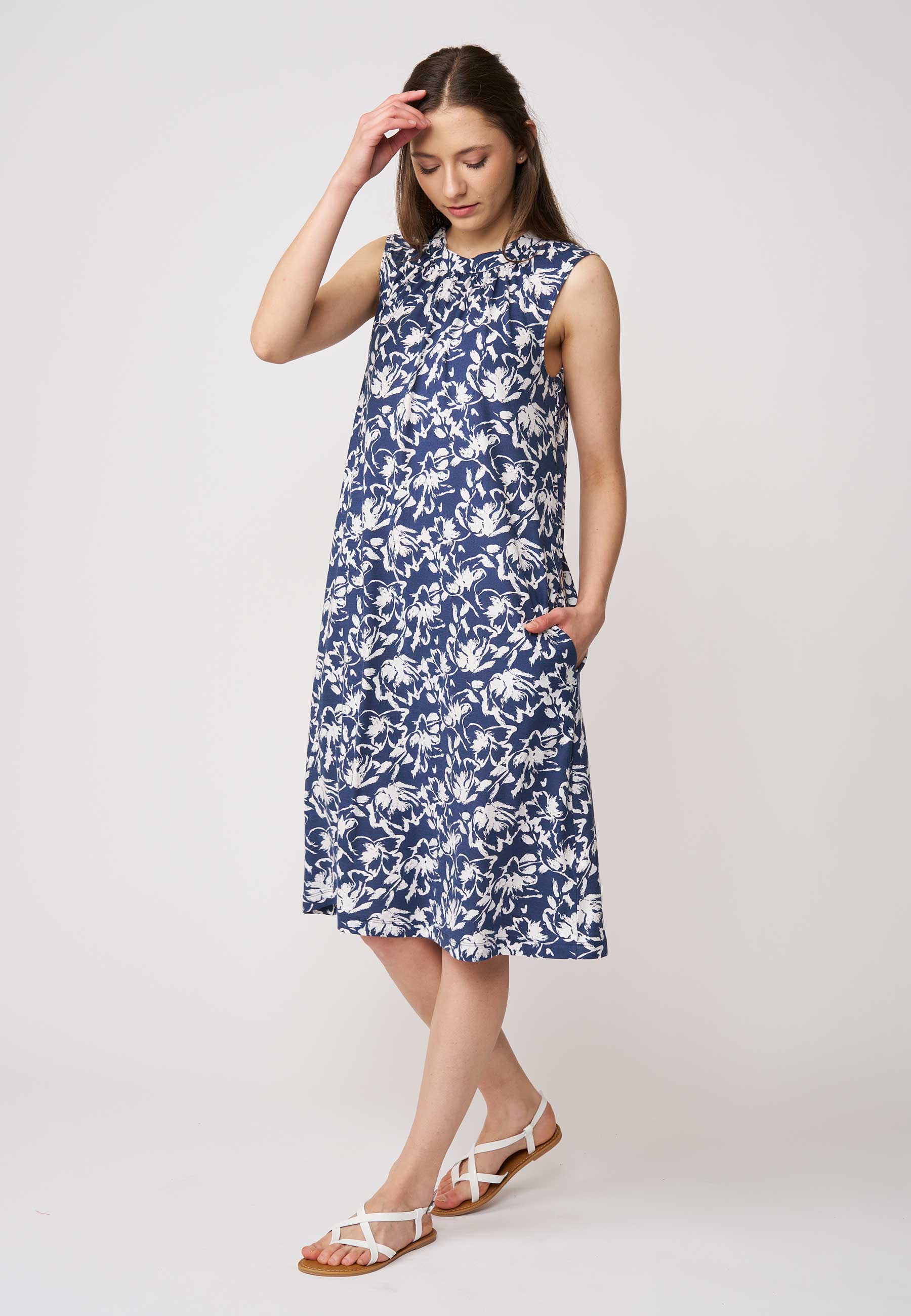 Kleid, Modell Fabiana mit blau-weißem Blumenprint in locker geschnittener, knielanger und ärmelloser Ausführung
