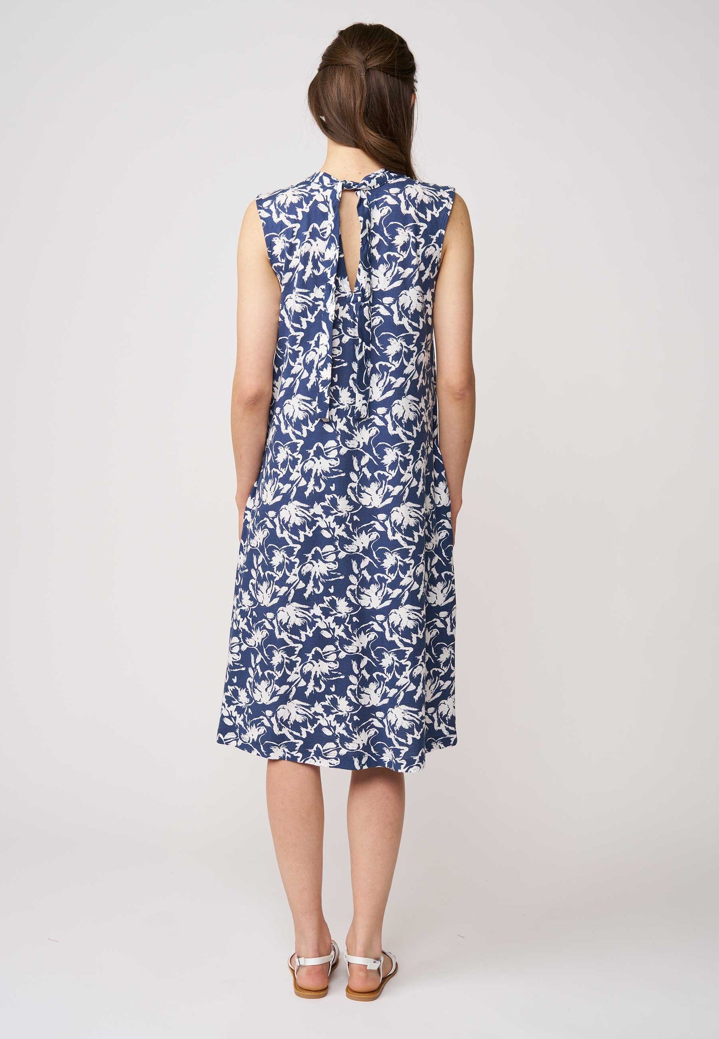 Kleid, Modell Fabiana in Blau mit weißem Blumenmuster, ärmellos und locker fallendem Schnitt für sommerliche Leichtigkeit