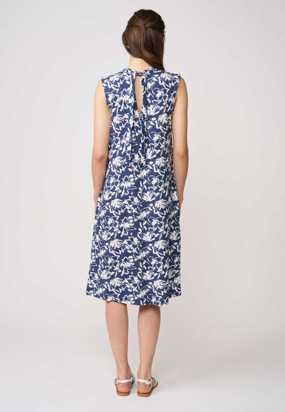 Kleid, Modell Fabiana in Blau mit weißem Blumenmuster, ärmellos und locker fallendem Schnitt für sommerliche Leichtigkeit