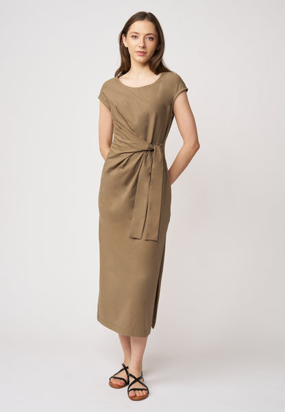 Kleid, Modell Marly in warmem Braun mit kurzem Arm und Taillenband für eine moderne, schlichte Silhouette