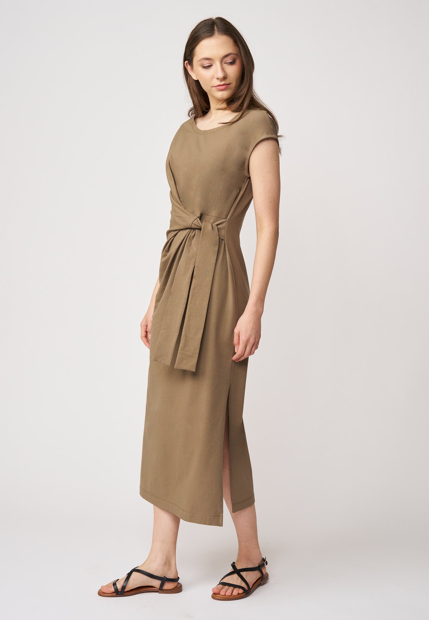 Kleid, Modell Marly in warmem Braun mit schmalem Schnitt, kurzem Ärmel und elegantem Taillengürtel für zeitlosen Chic