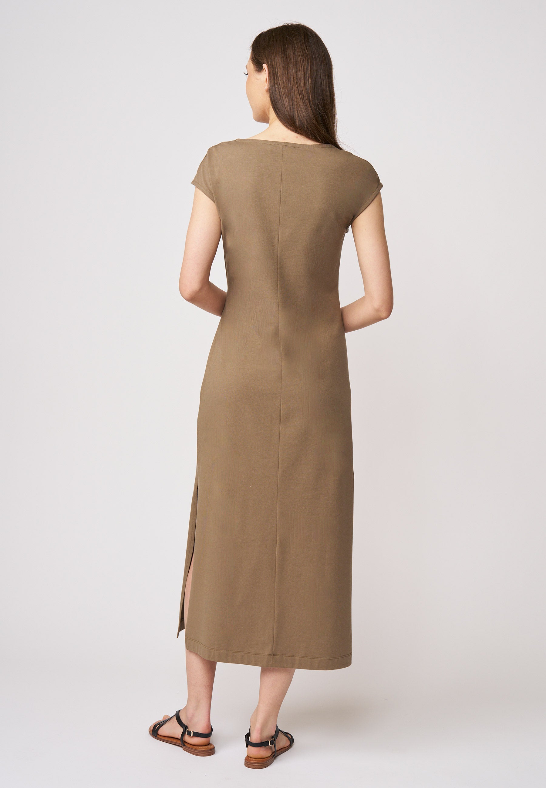 Kleid, Modell Marly in warmem Braun mit kurzem Ärmel und Schlitz am langen Saum für einen zurückhaltenden Look