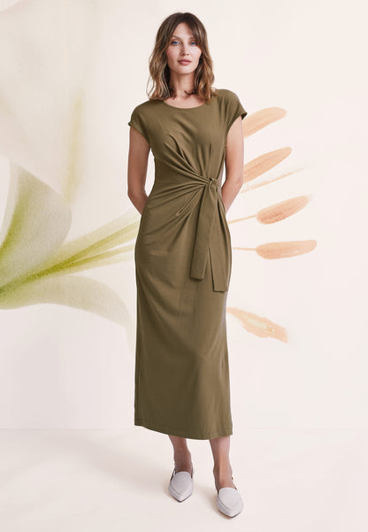 Kleid, Modell Marly in olivgrün mit kurzem Ärmel und Taillendetail, von vorn an Model vor floralem Hintergrund