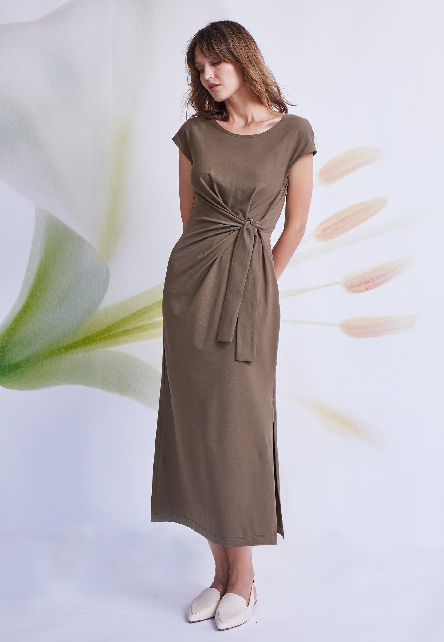 Kleid, Modell Marly in khakigrün mit Knoten-Detail, kurzen Ärmeln und seitlichem Schlitz, vor hellem Hintergrund getragen