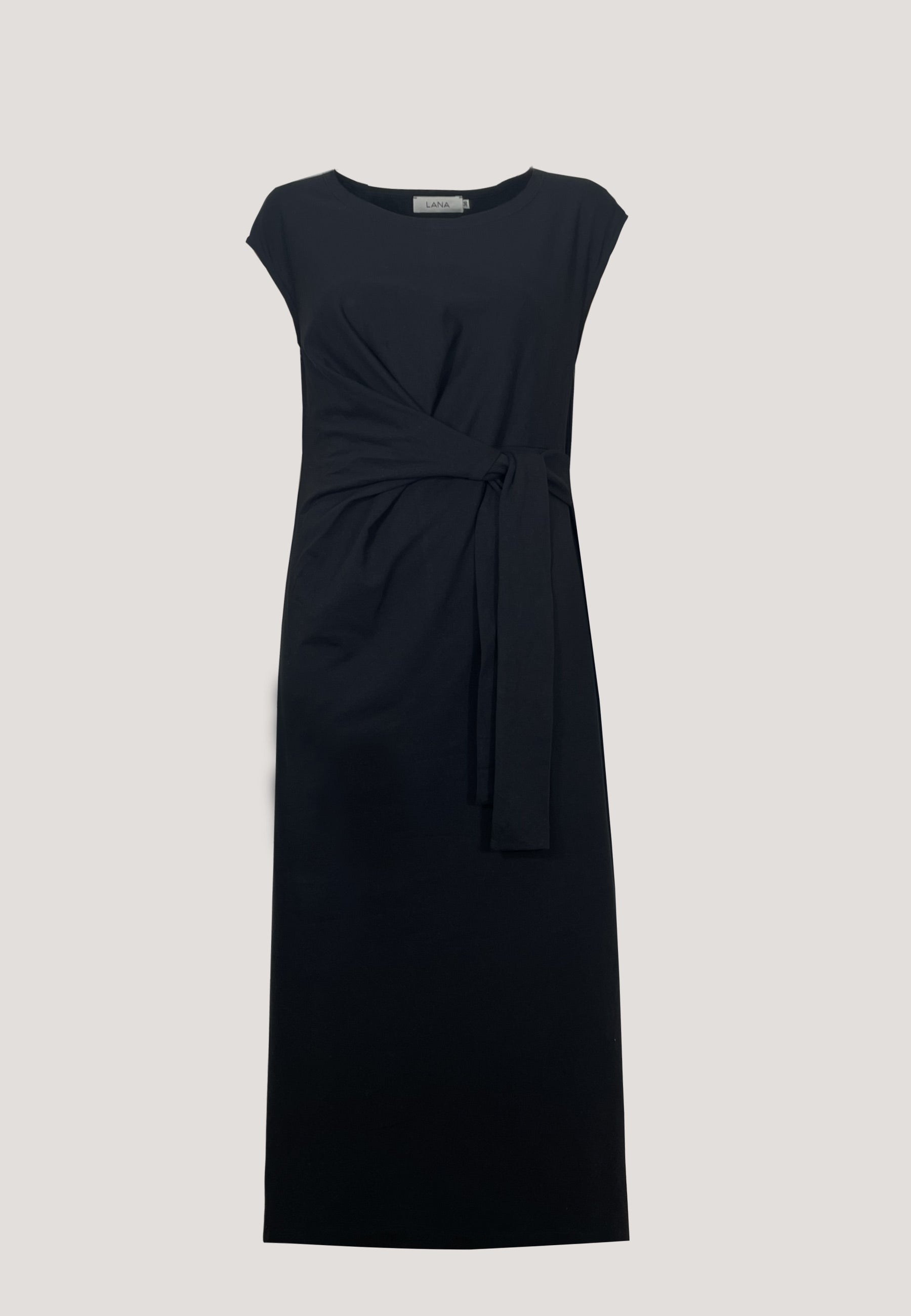 Kleid, Modell Marly in schlichtem Schwarz mit kurzem Arm, figurbetontem Schnitt und elegantem Taillengürtel