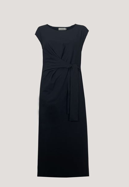 Kleid, Modell Marly in schlichtem Schwarz mit kurzem Arm, figurbetontem Schnitt und elegantem Taillengürtel