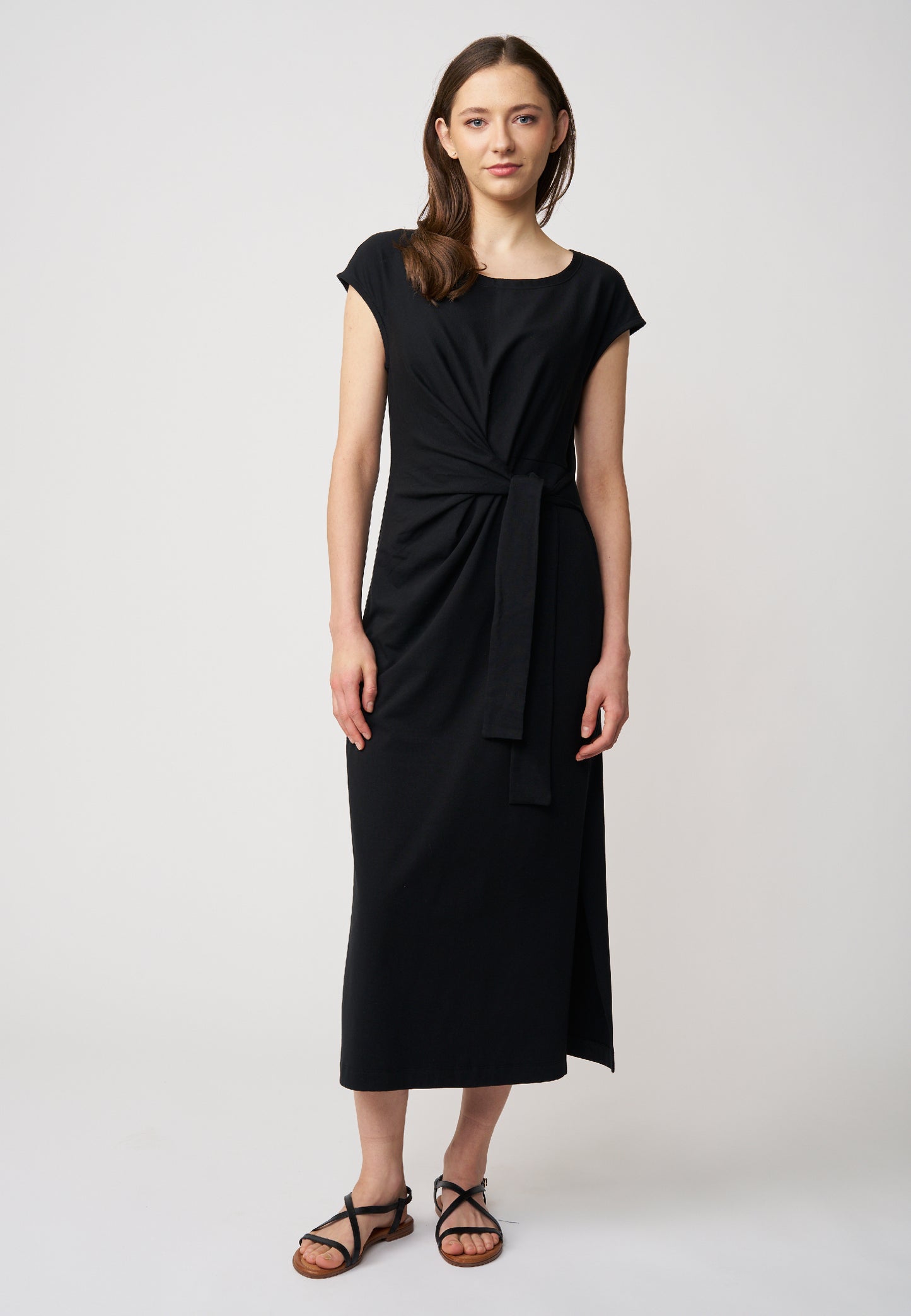 Kleid, Modell Marly in elegantem Schwarz mit kurzem Arm, seitlichem Schlitz und Knoten-Detail für zeitlosen Chic