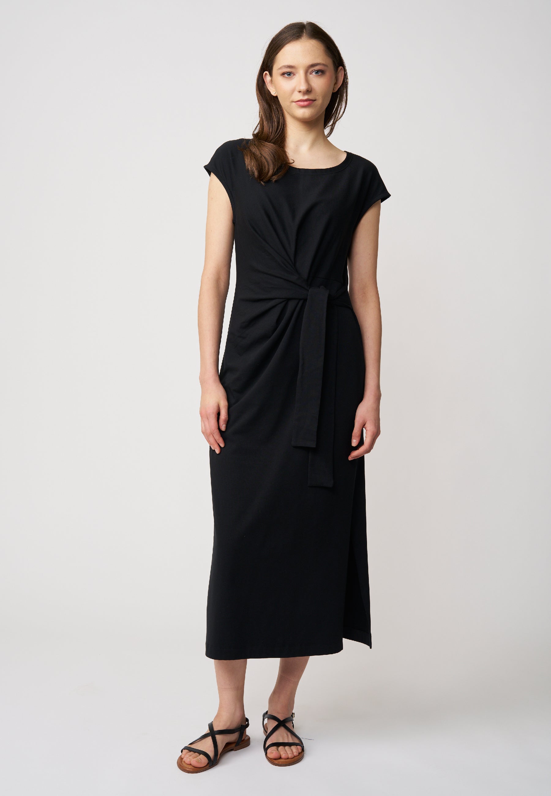 Kleid, Modell Marly in elegantem Schwarz mit kurzem Arm, seitlichem Schlitz und Knoten-Detail für zeitlosen Chic