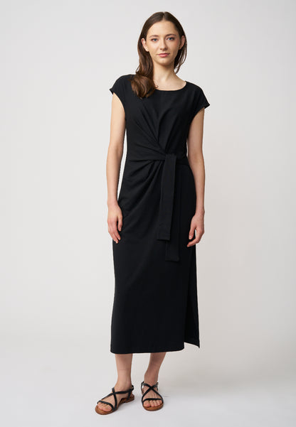 Kleid, Modell Marly in elegantem Schwarz mit kurzem Arm, seitlichem Schlitz und Knoten-Detail für zeitlosen Chic