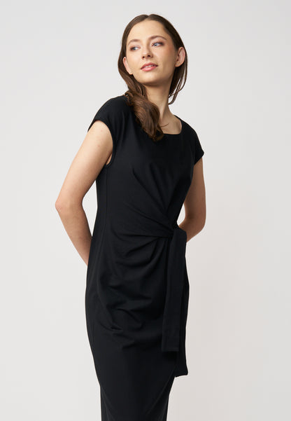 Kleid, Modell Marly in schlichtem Schwarz mit kurzem Arm, figurbetonter Silhouette und elegantem Taillendetail für zeitlosen Look