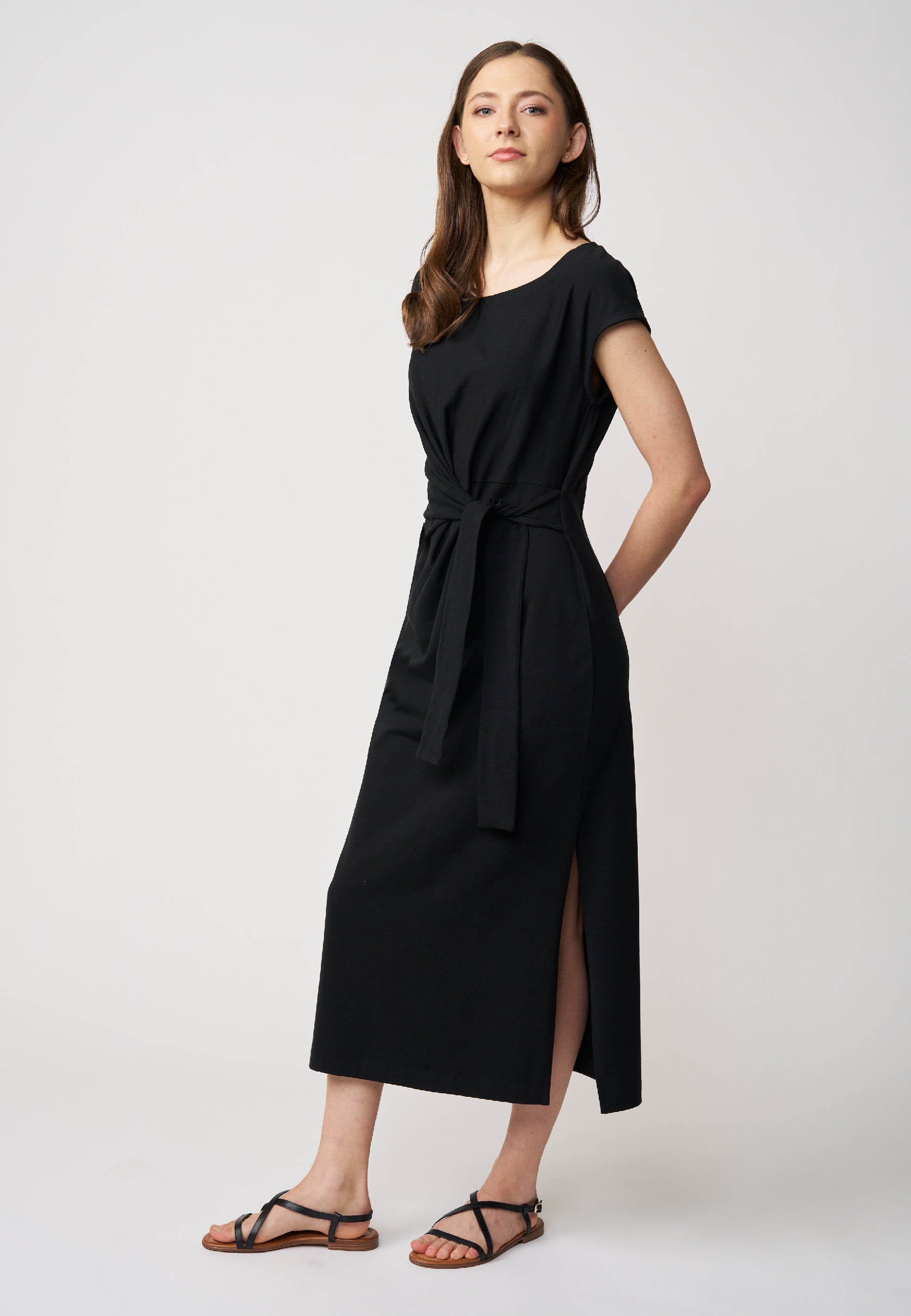 Kleid, Modell Marly in elegantem Schwarz mit kurzem Arm, Taillengürtel und seitlichem Schlitz für stilvollen Look