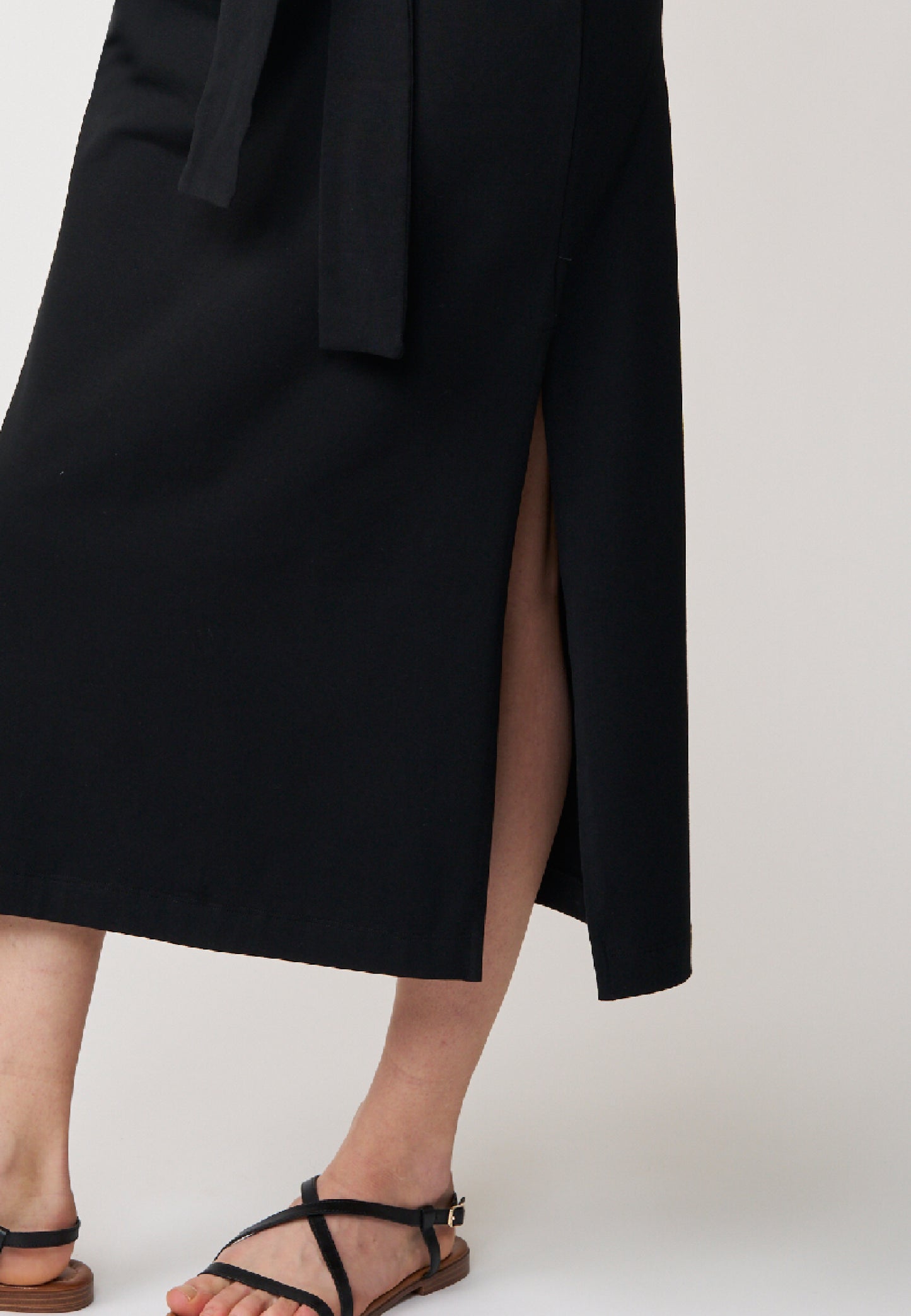 Kleid, Modell Marly in elegantem Schwarz mit Midi-Länge und seitlichem Schlitz für einen modernen Stil