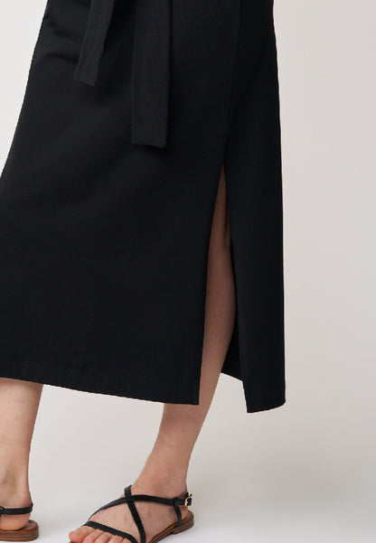 Kleid, Modell Marly in elegantem Schwarz mit Midi-Länge und seitlichem Schlitz für einen modernen Stil