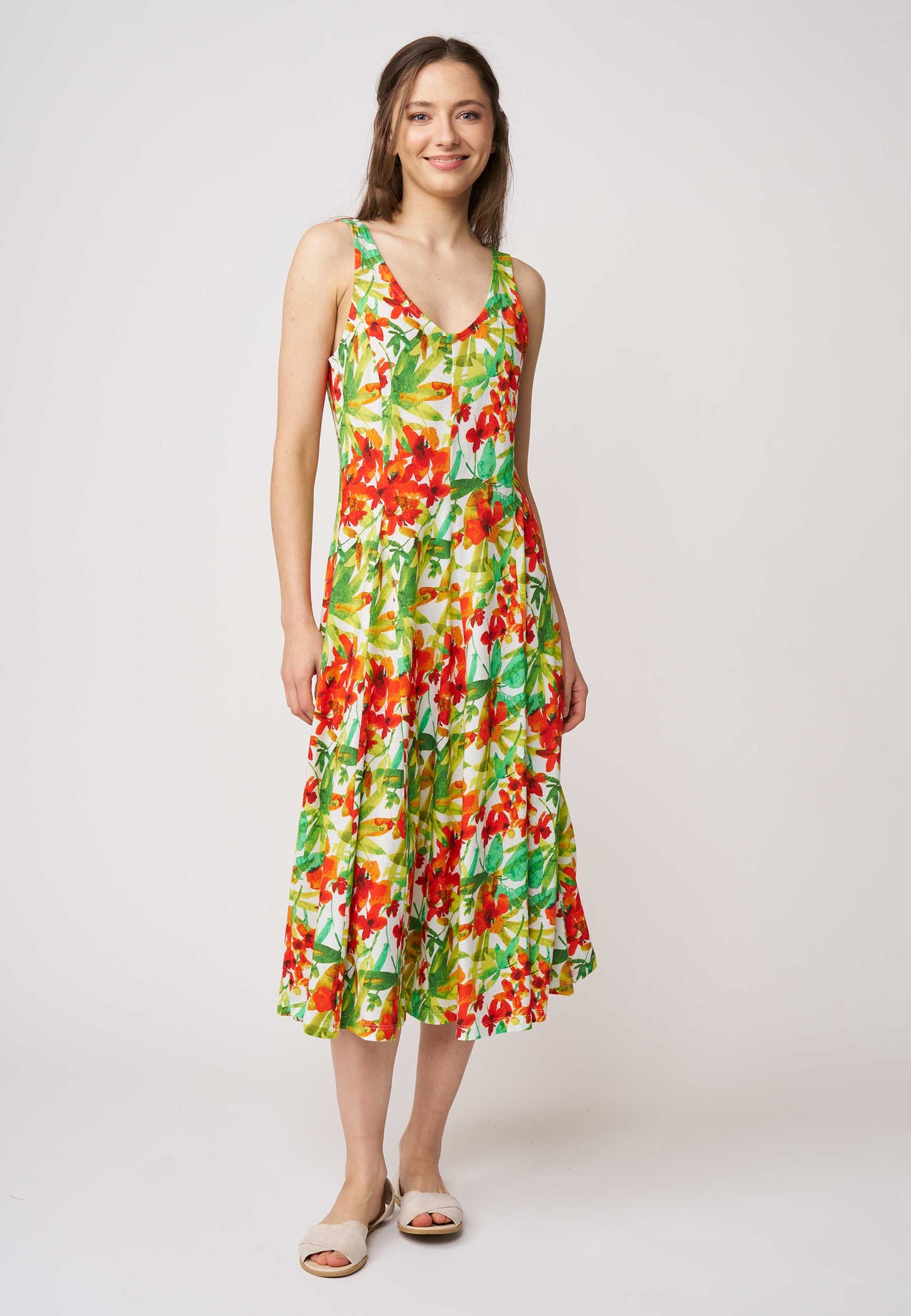 Kleid, Modell Jule mit floralem Muster, lockerem Schnitt und breiten Trägern für sommerliche Leichtigkeit und femininen Stil