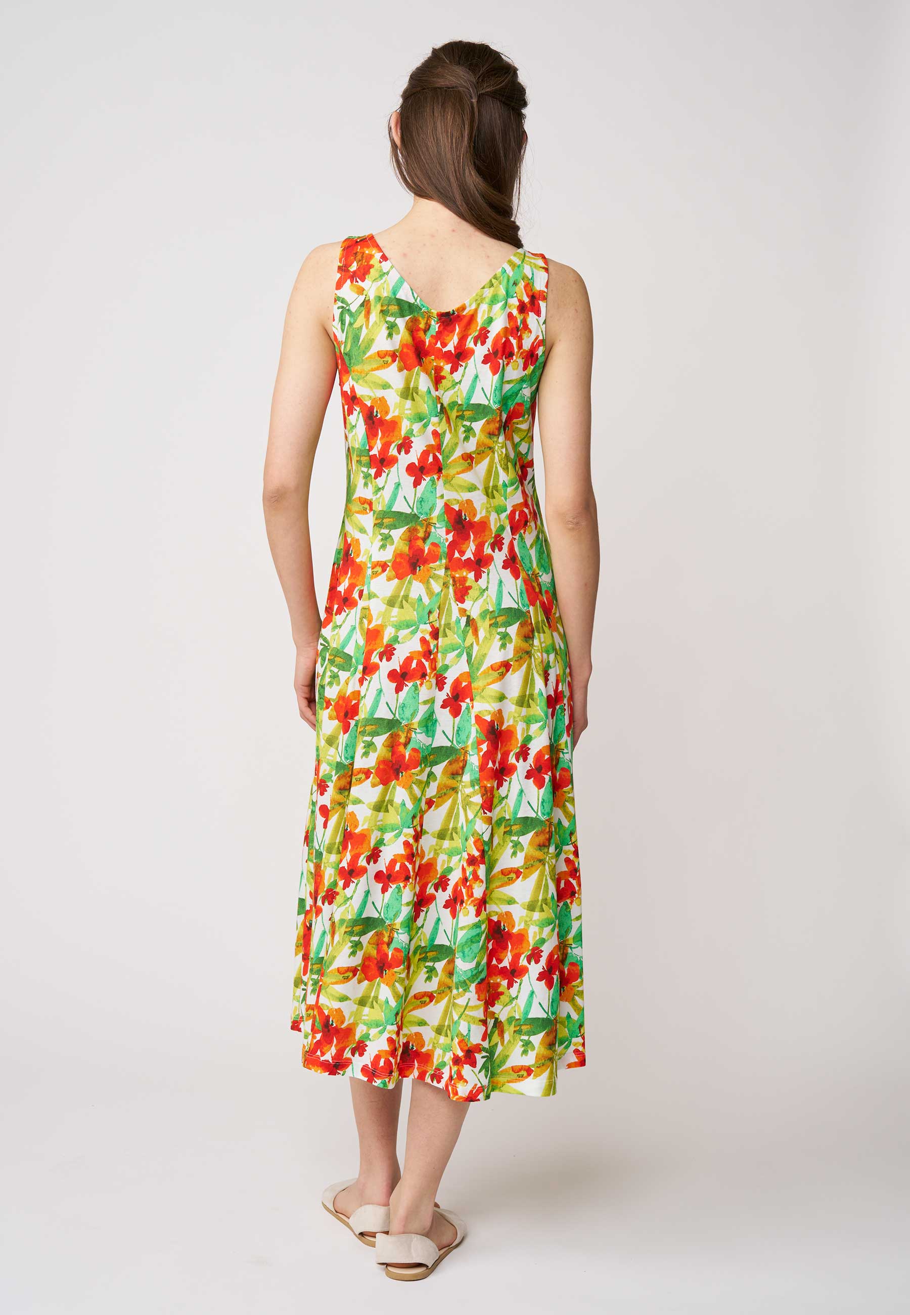 Kleid, Modell Jule in floralem Muster mit ärmellosem Schnitt und fließender Midi-Länge für sommerliche Leichtigkeit