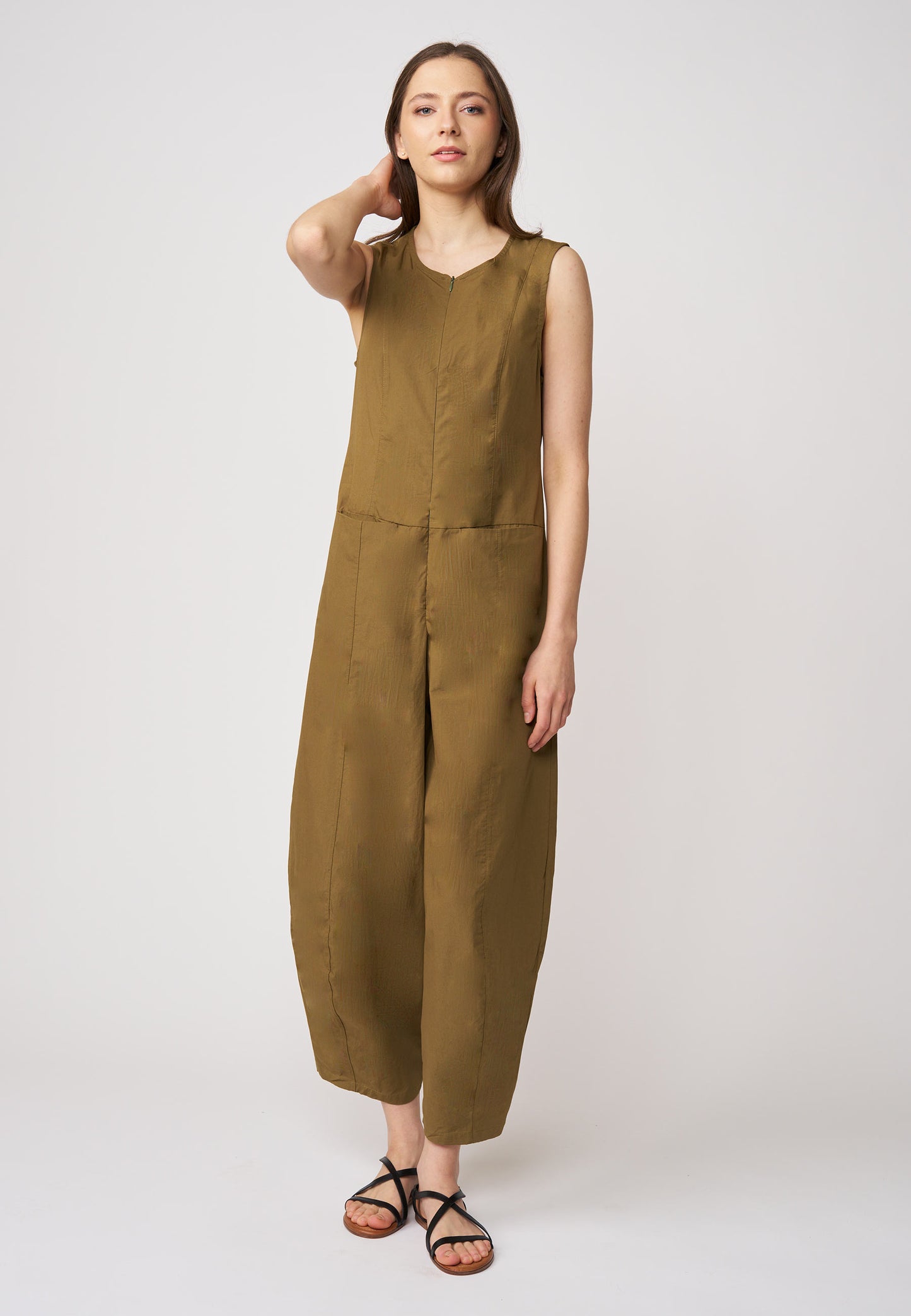 Jumpsuit, Modell Hanja in olivgrün mit weitem Bein, ärmellos und lockerem, entspannendem Schnitt für lässigen Komfort