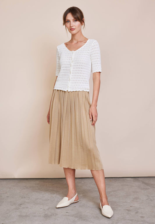 Rock, Modell Dajana in beigem Farbton mit Faltenrock, midi-langer Schnitt, getragen von stehendem Model vor hellem Hintergrund