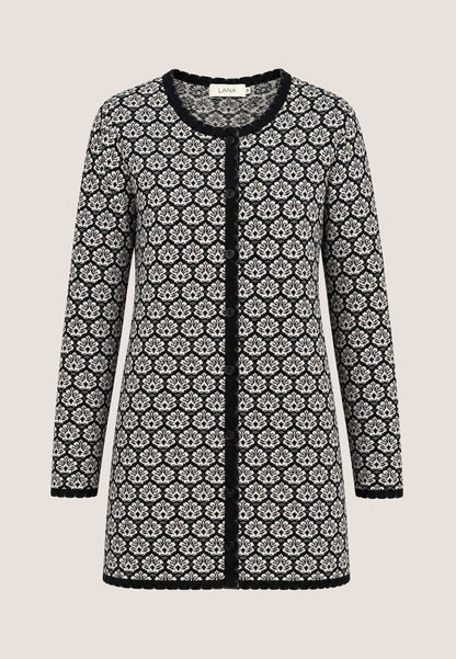 Jacke Eva, Modell lang mit schwarzem und cremefarbenem Blumenmuster vor hellem Hintergrund