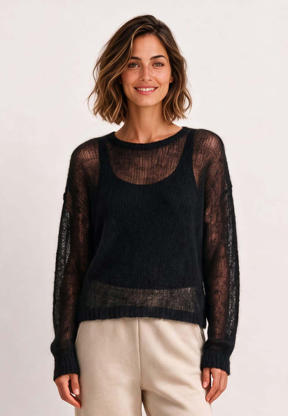 Pulli, Modell Victoria in Schwarz an lächelnder Frau mit heller Hose