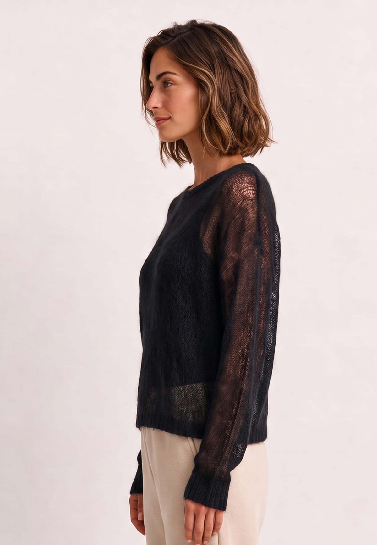Pulli, Modell Victoria in Schwarz an Frau im Profil mit heller Hose